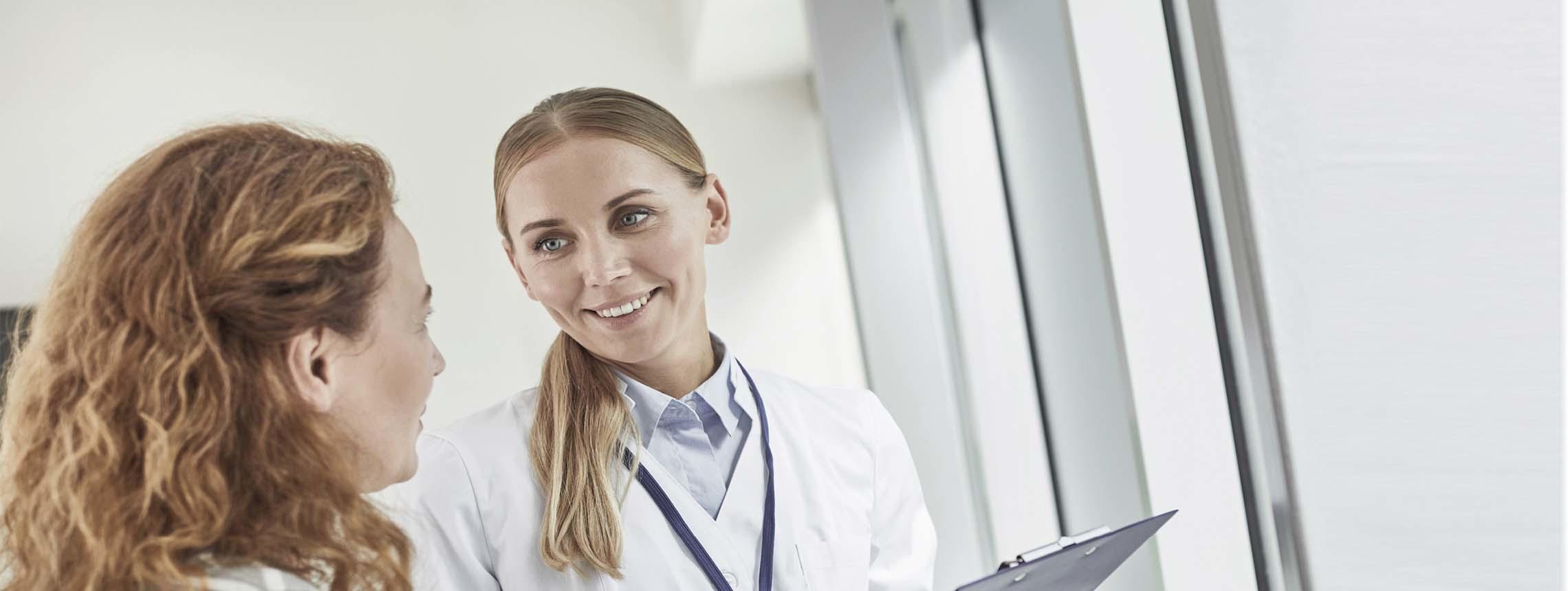 Ärztin im Patientengespräch mit Psoriasis-Betroffener