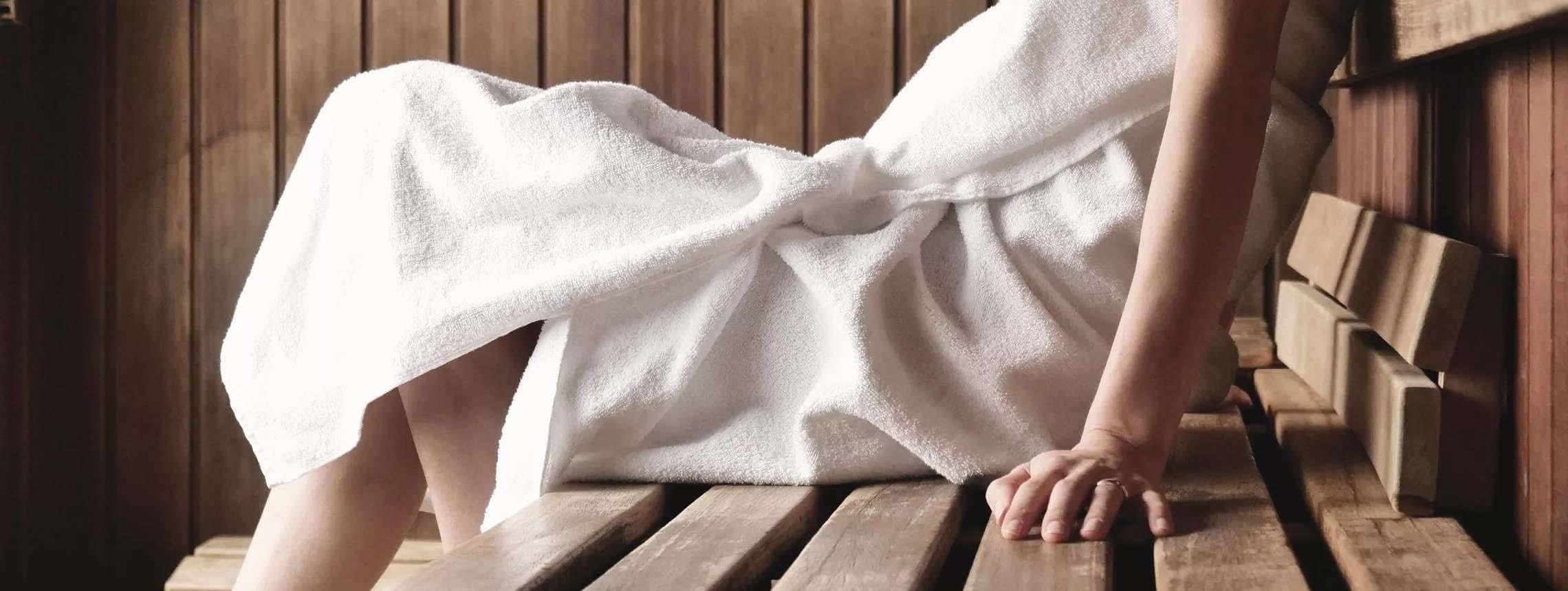Psoriasis-Betroffene sitzt in der Sauna