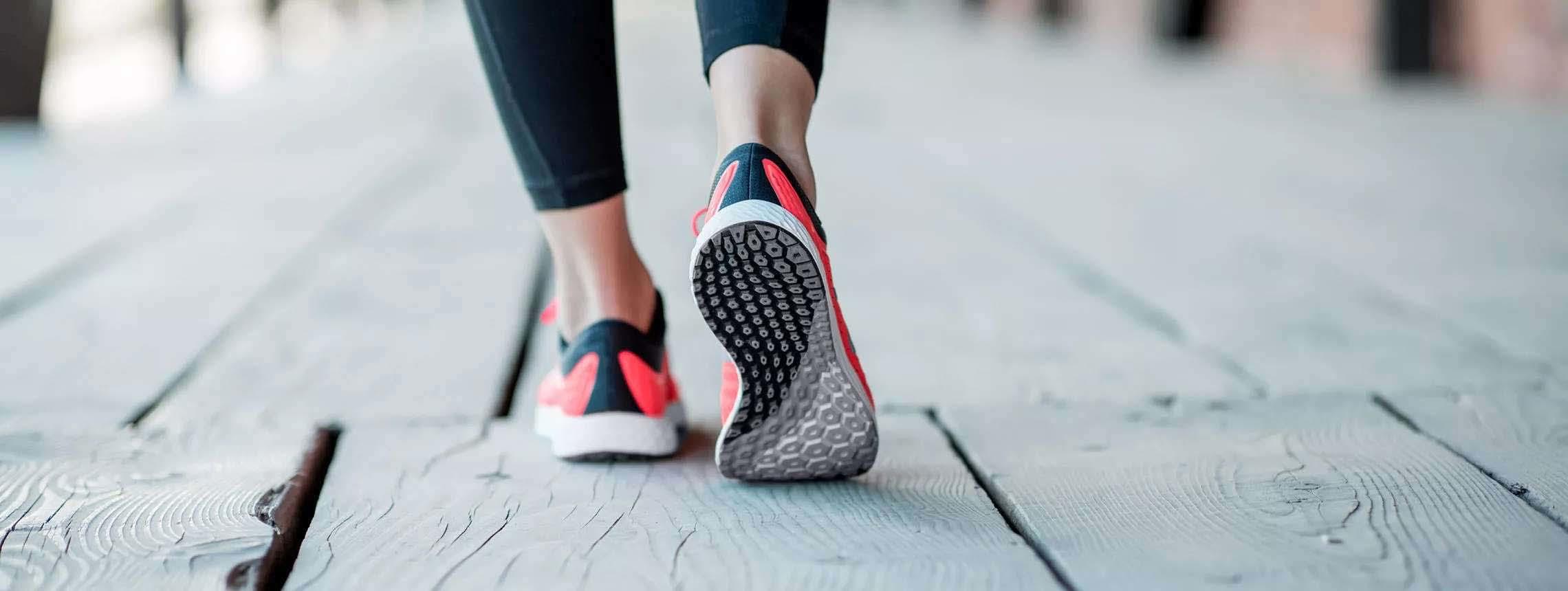 Eine Psoriasis-Betroffene joggt über Holzbohlen