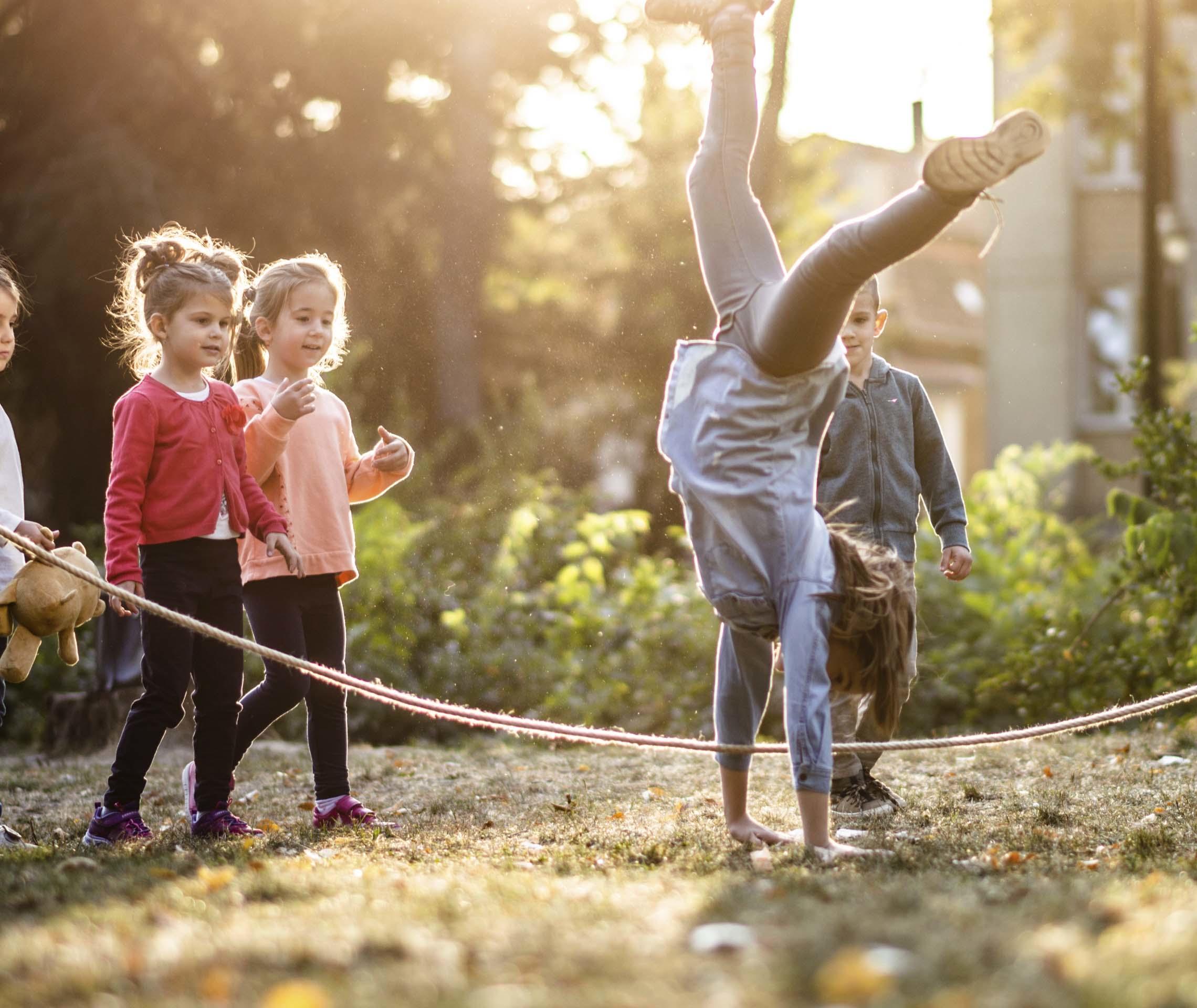 Tobende Kinder im Park